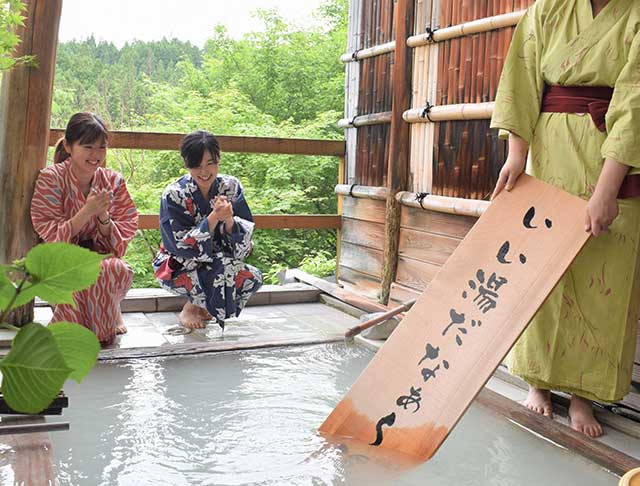 絶景貸切露天風呂で「湯もみ」